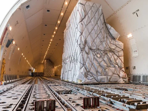 Time lapse unloading cargo inside cargo plane Видео 74019387