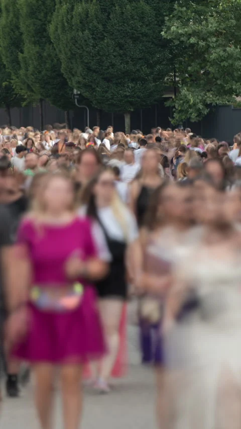 Time-lapse unrecognizable people crowd walking city street, busy sidewalk Vídeo Stock 282439331