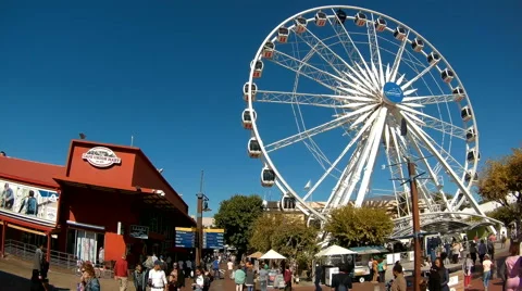 Time lapse of V&amp;A Waterfront in Cape Town with ferris wheel. Video stock 64641124
