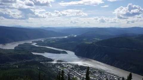Time lapse of a valley with a river in the sunlight. Видео 69205622