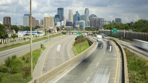 Time lapse of vehicles on a interchange overpass and the Minneapolis skyline 스톡 동영상 78368710
