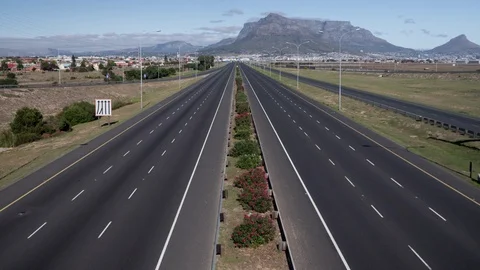 Time lapse of vehicles showing sparse traffic decreasing as economy shrinks 库存影片 128908159