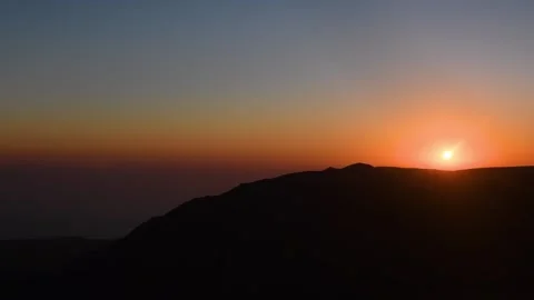 A time lapse of a vibrant sunset over the majestic Hajar Mountains in Oman Video stock 318648141