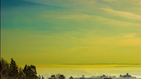 Time lapse Video 4k. Gold clouds in the sky in the city Video stock 212805280