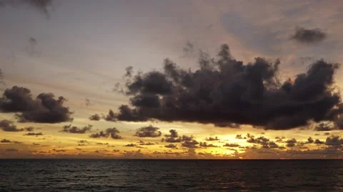 Time lapse video 4K. Nature video High quality foottage. Scene of Colorful drama Vídeo Stock 153383046