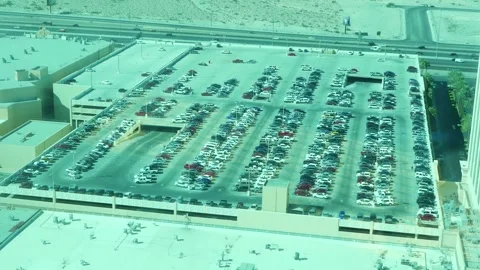Time lapse video of aerial view of a busy parking lot with moving cars in U.. Video stock 281558873
