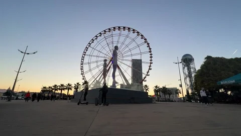 Time lapse video of Ali and Nino statue and ferris wheel in Batumi, Vídeo Stock 229529952