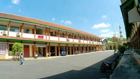 Time lapse video of the atmosphere of students passing by in a clean school yard Video stock 242820033