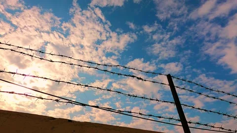 A time lapse video of barbed wire installed 動画素材 298907072