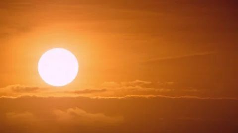 Time-lapse video of the big sun rising through clouds Video stock 257056088