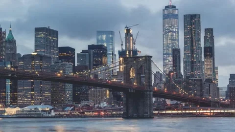 Time lapse video of Brooklyn bridge and Manhattan skyline at sunset in New .. Stockbeeldmateriaal 334703652