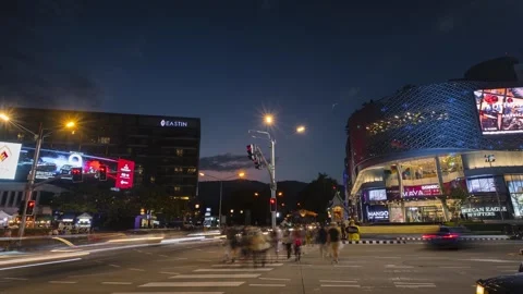 Time lapse video of busy traffic and light trail at Rin Kham intersection. Видео 334020598