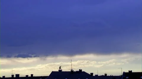 Time-lapse video of clouds above roof. Video stock 35286471