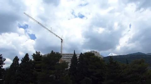 Time-lapse video. Clouds above building and big crane Video stock 35628608