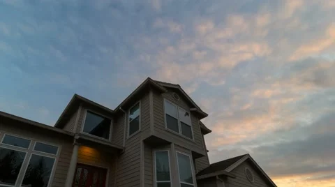 Time lapse video of clouds and sunset over the roof of a suburb house 4k uhd Vídeo Stock 62183182