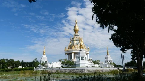 Time-lapse video clouds move behind the pagoda at Wat Thung Setthi in Thailand, 스톡 동영상 95996048