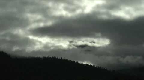 Time lapse video of clouds rolling by the country hillside Video stock 35407025