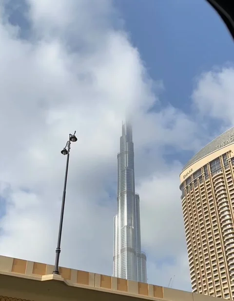Time lapse video clouds touching buruj Dubai building Video stock 158748480