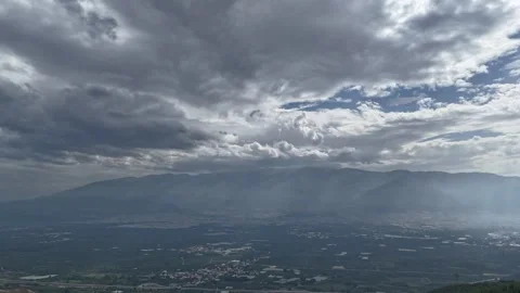 Time-lapse video cloudy sky via sunbeam over mountain background Video stock 289581255