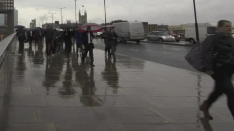 Time-lapse video commuters crossing London bridge in rain Vídeos de archivo 57256184