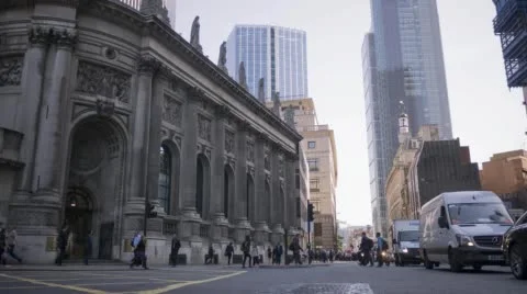 Time lapse video of commuters walking to work past Gibson Hall on left, with Vídeos de archivo 55915674