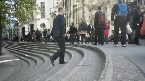 Time lapse video of commuters walking to work St Andrew Undershaft church dur Vídeos de archivo 55915771