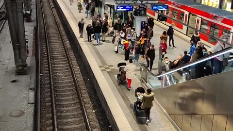 Time lapse video of a crowded platform at the main station of Hamburg, Germany. Stock Footage 219809503