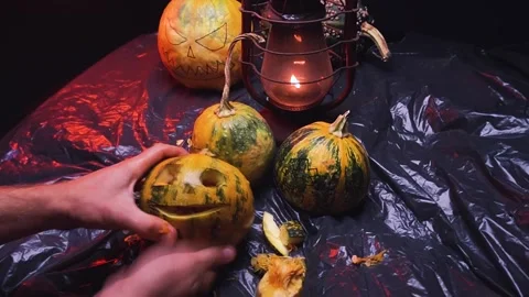 Time-lapse video cutting art scary halloween pumpkins and old kerosene lamp Vídeos de archivo 286207974