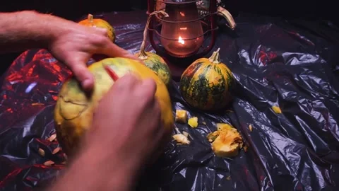 Time-lapse video cutting art scary halloween pumpkins and old kerosene lamp Stockbeeldmateriaal 286208014