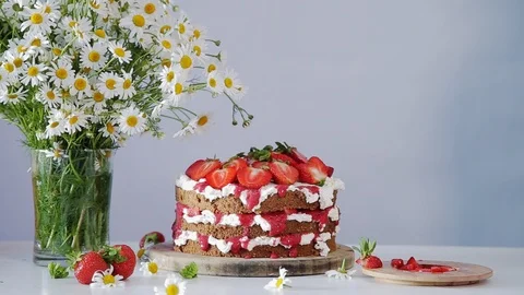 Time lapse video of decorating the top of the cake Stock Footage 102932042