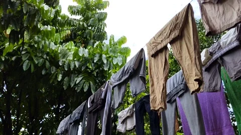 Time-lapse video of drying clothes on an outdoor Vídeos de archivo 304313834