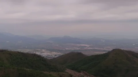 Time-lapse video of fast moving white and fluffy clouds Video stock 117436311