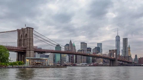 A time lapse video featuring the Brooklyn bridge and downtown Manhattan skyline. Video stock 70818981