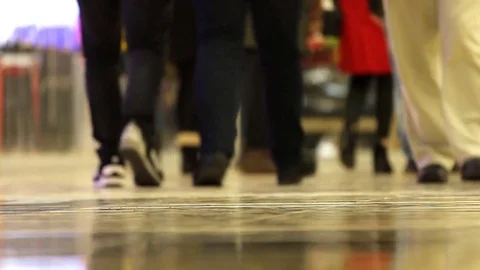 Time lapse video. Feet of walking people in the mall Vidéo 84747232