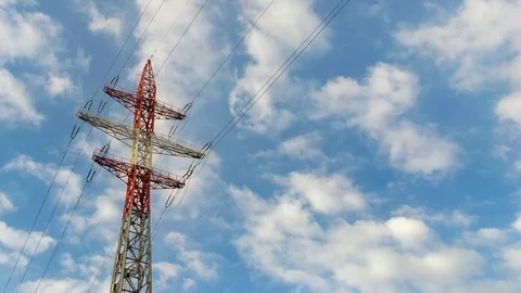 Time lapse video of high voltage tower against a cloudy sky Video stock 109418500