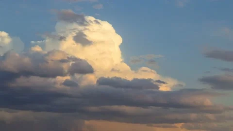 Time lapse video of the movement of fluffy clouds at sunset Stock Footage 138626397