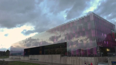 Time lapse video of the Museum of Modern Art in Linz, Austria before dark. Stock Footage 70793337