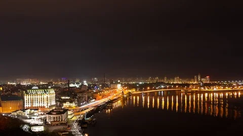 Time-lapse video at night of big city with wide river Video stock 106895297
