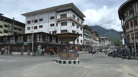 Time lapse video of people in the intersection of a Bhutan town Video stock 35407637