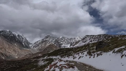 Time-lapse video of the sea of clouds over Baishanzi Snow Mountain in Kangding Video stock 337918991