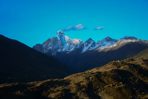 A time-lapse video shows sunset in Mount Siguniang Vídeos de archivo 129681383