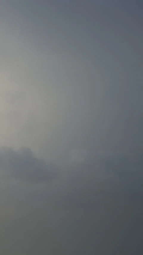 Time-lapse video of a somber gray sky with clouds Stockbeeldmateriaal 235366505