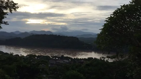 Time-lapse video of sunset over Mekong River, Mount Phousi, Luang Prabang Stockbeeldmateriaal 62179986