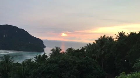 Time-lapse video of sunset on Phi Phi Don island, Thailand Stockbeeldmateriaal 62174831