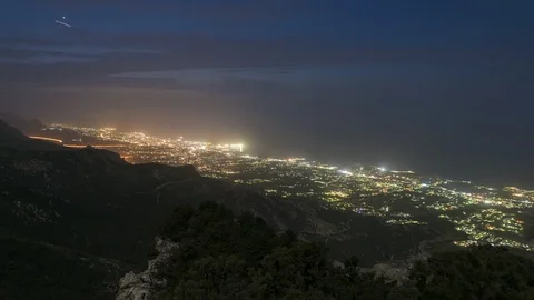 Time-lapse video of traffic at night in Kyrenia, Northern Cyprus 스톡 동영상 89428233