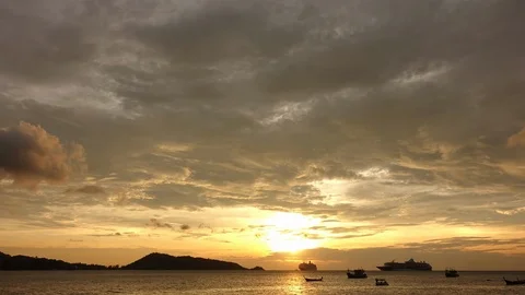 Time lapse Video of white cloud moving on sky in sunset on the beach Stock-Footage 100214033