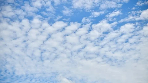 Time lapse Video of white cloud moving on blue sky in the afternoon.  Stockbeeldmateriaal 114608013