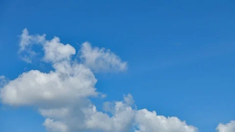 Time lapse Video of white cloud moving on blue sky in the afternoon.  Stockbeeldmateriaal 114791658