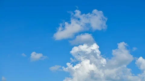 Time lapse Video of white cloud moving on blue sky in the afternoon.  Stockbeeldmateriaal 115154732