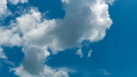 Time lapse Video of white cloud moving on blue sky in the afternoon.  Stockbeeldmateriaal 116530326